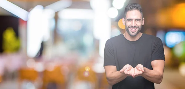 Joven Hombre Guapo Sobre Fondo Aislado Sonriendo Con Las Palmas — Foto de Stock