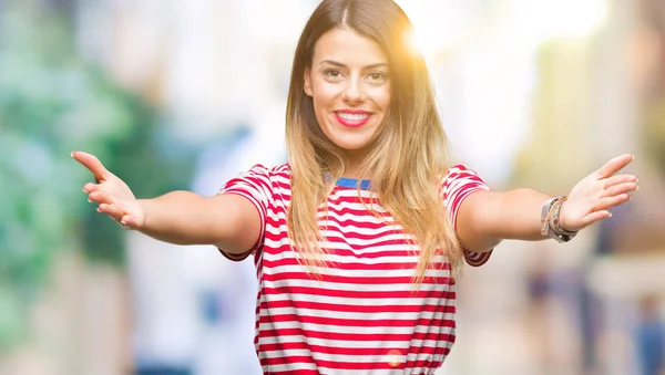 Jeune Belle Femme Look Décontracté Sur Fond Isolé Regardant Caméra — Photo