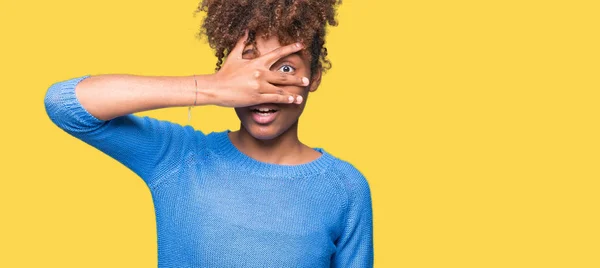 Hermosa Joven Afroamericana Sobre Fondo Aislado Asomándose Shock Cubriendo Cara —  Fotos de Stock