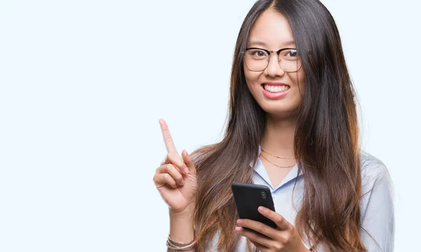 Młoda Kobieta Azjatyckich Sms Pomocą Smartfona Białym Tle Zaskoczony Idei — Zdjęcie stockowe