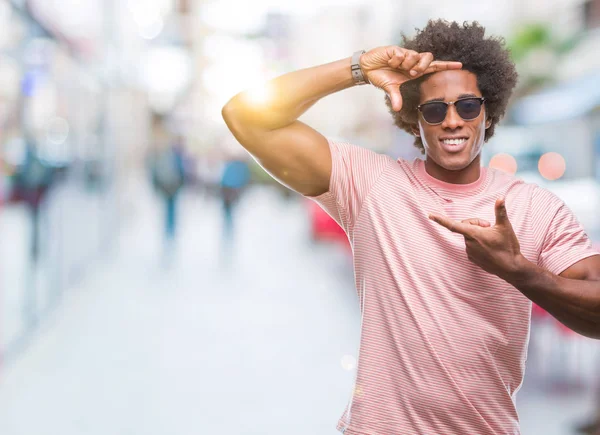 Afro American Człowiek Noszący Okulary Przeciwsłoneczne Białym Tle Uśmiechający Się — Zdjęcie stockowe