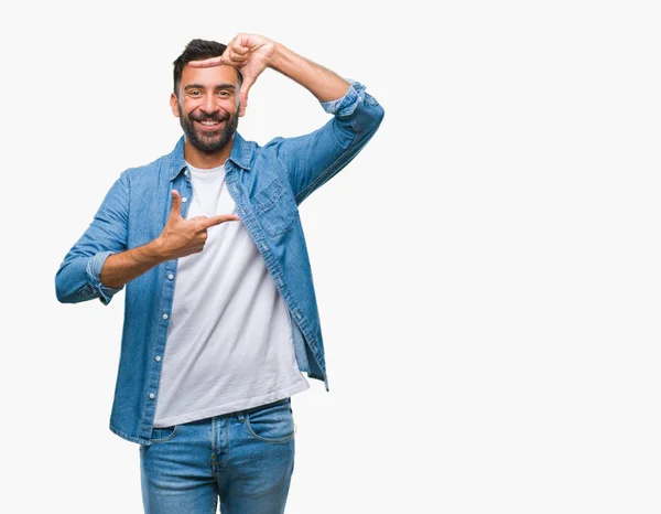 Homem Hispânico Adulto Sobre Fundo Isolado Sorrindo Fazendo Quadro Com — Fotografia de Stock