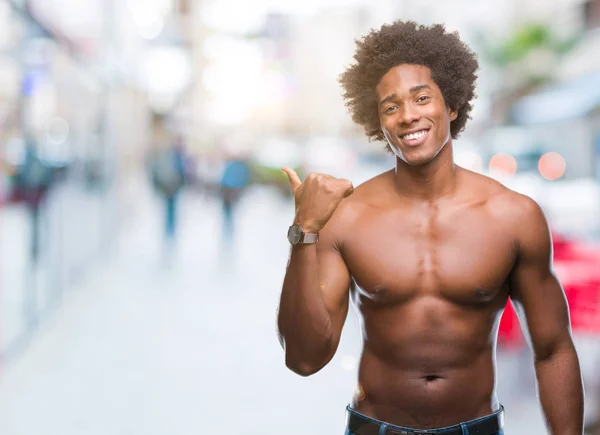 Afro Americano Uomo Senza Maglietta Mostrando Corpo Nudo Sfondo Isolato — Foto Stock