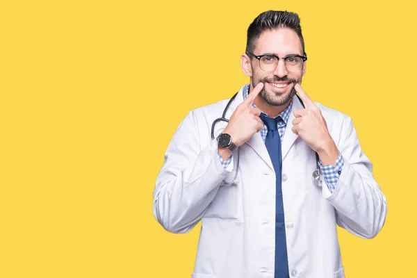 分離のハンサムな若い医者の男は指を指すと 陽気な笑顔を強制口を開けて 笑顔を背景します — ストック写真