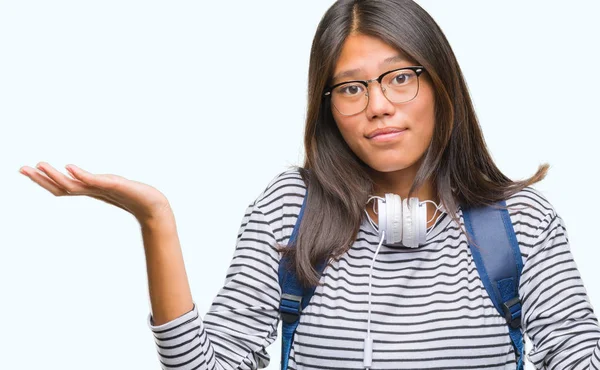 Üzerinde Kulaklık Sırt Çantası Giyen Genç Asyalı Öğrenci Kadın Arka — Stok fotoğraf