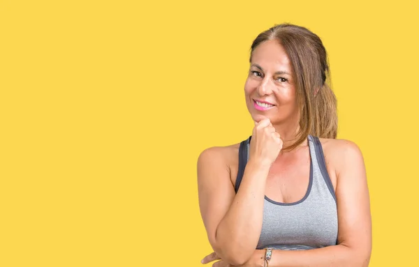 Hermosa Mujer Mediana Edad Con Ropa Deportiva Sobre Fondo Aislado — Foto de Stock