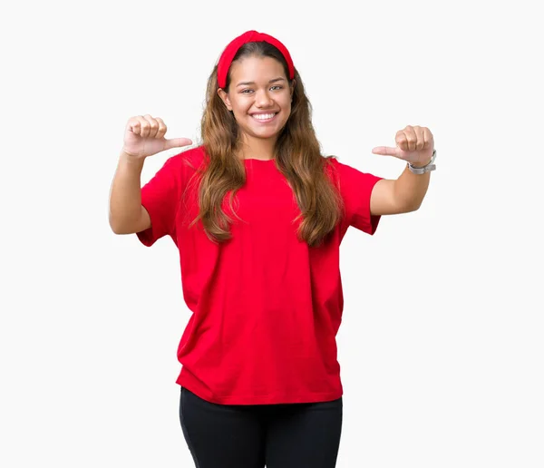 Joven Mujer Morena Hermosa Vistiendo Camiseta Roja Sobre Fondo Aislado —  Fotos de Stock