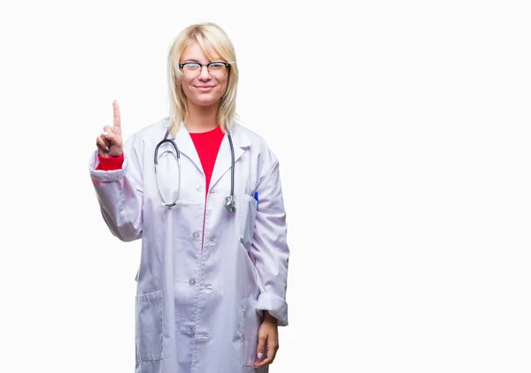 Joven Hermosa Doctora Rubia Vistiendo Uniforme Médico Sobre Fondo Aislado —  Fotos de Stock