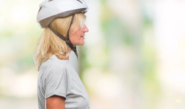 Orta Yaş Beyaz Bisikletçi Kadın Giyiyor Güvenlik Kask Izole Arka — Stok fotoğraf
