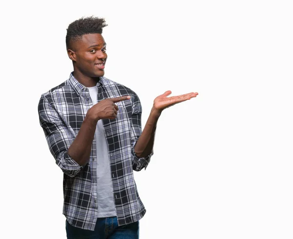 Joven Afroamericano Sobre Fondo Aislado Asombrado Sonriendo Cámara Mientras Presenta — Foto de Stock