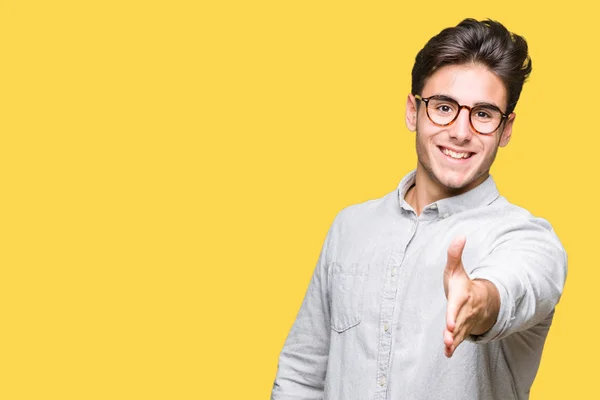Joven Hombre Guapo Con Gafas Sobre Fondo Aislado Sonriendo Amistoso —  Fotos de Stock