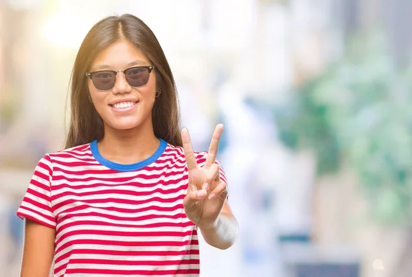 Jovem Mulher Asiática Usando Óculos Sol Sobre Fundo Isolado Sorrindo — Fotografia de Stock