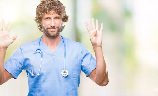 Bonito Cirurgião Hispânico Homem Médico Sobre Fundo Isolado Mostrando Apontando — Fotografia de Stock