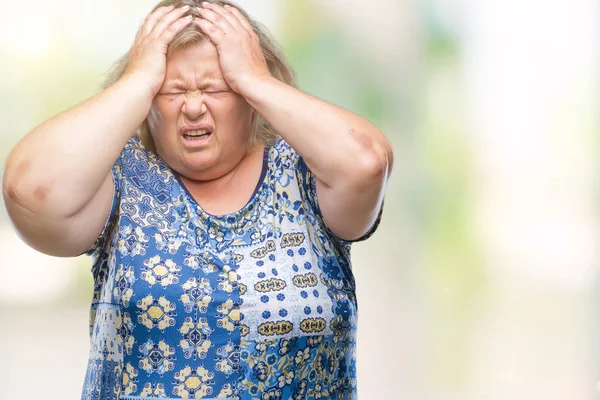 Senior Size Mulher Caucasiana Sobre Fundo Isolado Sofrendo Dor Cabeça — Fotografia de Stock