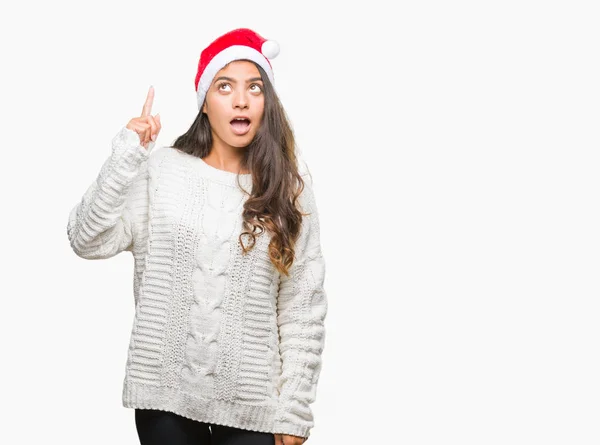 Jeune Femme Arabe Portant Chapeau Noël Sur Fond Isolé Pointant — Photo