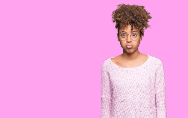 Красивая Молодая Африканская Американка Очках Изолированном Фоне Пыхтящие Щеки Смешным — стоковое фото
