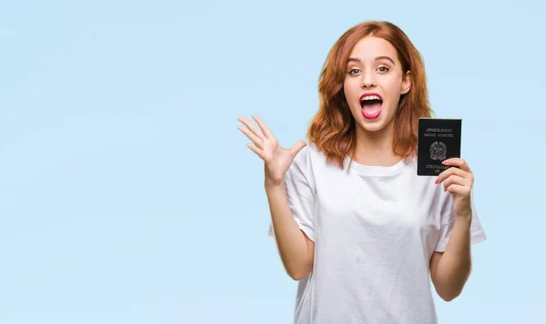 Joven Mujer Hermosa Sosteniendo Pasaporte Italia Sobre Fondo Aislado Muy — Foto de Stock