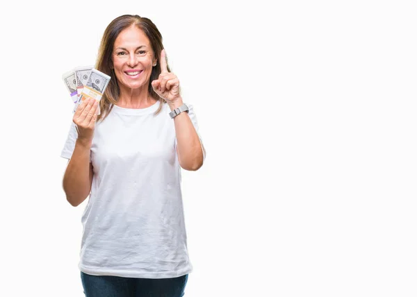 Mujer Hispana Mediana Edad Sosteniendo Montón Dólares Sobre Fondo Aislado — Foto de Stock