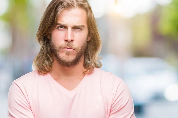 Joven Hombre Guapo Con Pelo Largo Sobre Fondo Aislado Escéptico —  Fotos de Stock