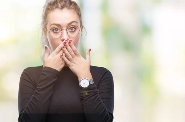 Giovane Donna Bionda Che Indossa Occhiali Sfondo Isolato Scioccato Coprendo — Foto Stock