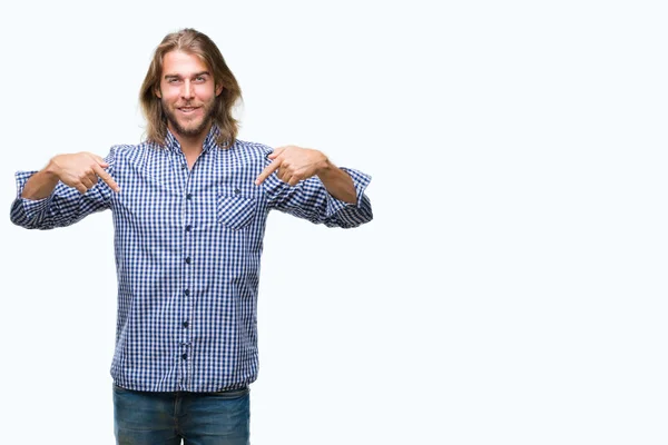 Junger Gutaussehender Mann Mit Langen Haaren Vor Isoliertem Hintergrund Der — Stockfoto