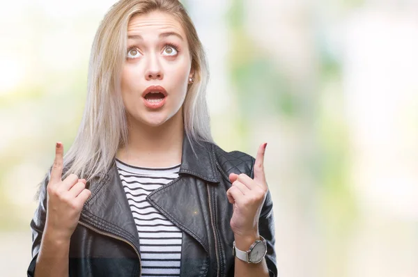 Jonge Blonde Vrouw Mode Jas Dragen Geïsoleerde Achtergrond Verbaasd Verrast — Stockfoto