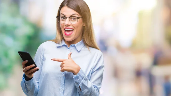 Jonge Mooie Zakelijke Vrouw Sms Bericht Smartphone Geïsoleerde Achtergrond Erg — Stockfoto