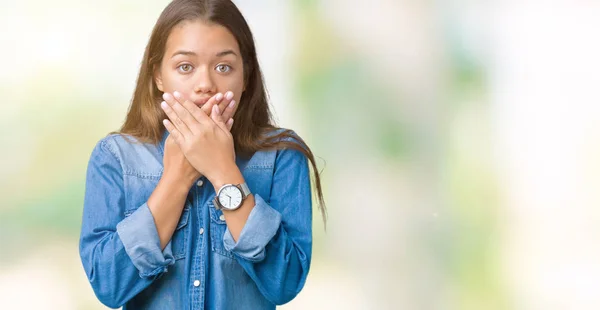 Młoda Piękna Kobieta Brunetka Sobie Niebieski Denim Koszula Białym Tle — Zdjęcie stockowe