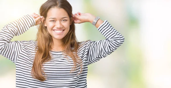 Młoda Piękna Kobieta Brunetka Swetrze Paski Nad Białym Tle Smiling — Zdjęcie stockowe