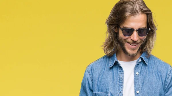 Jovem Homem Bonito Com Cabelos Longos Sobre Fundo Isolado Enviando — Fotografia de Stock