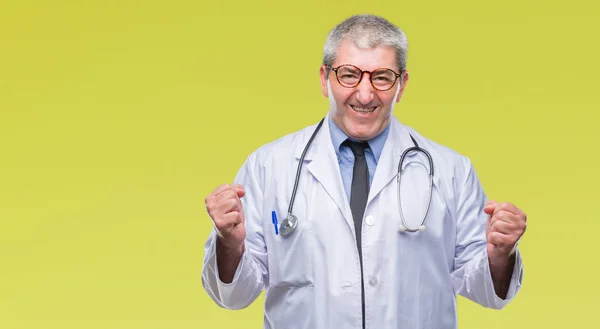 Bonito Médico Sênior Homem Sobre Fundo Isolado Celebrando Surpreso Espantado — Fotografia de Stock