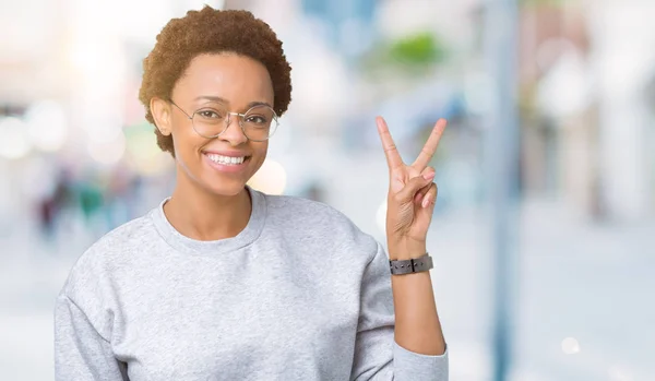 Ung Vacker Afroamerikanska Kvinna Som Bär Glasögon Över Isolerade Bakgrund — Stockfoto
