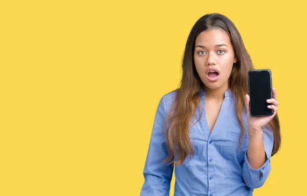 Joven Hermosa Mujer Negocios Morena Mostrando Pantalla Del Teléfono Inteligente — Foto de Stock