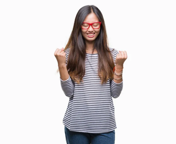 Mujer Asiática Joven Con Gafas Sobre Fondo Aislado Muy Feliz —  Fotos de Stock