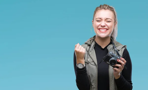 Mulher Loira Jovem Tirar Fotos Usando Câmera Vintage Sobre Fundo — Fotografia de Stock