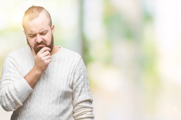 孤立した背景考えて眺める冬のセーターを着ている若い白人ヒップ男疲れや交差腕を持つうつ病問題と退屈 — ストック写真