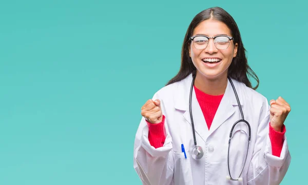 Mujer Joven Médico Árabe Sobre Fondo Aislado Celebrando Sorprendida Sorprendida —  Fotos de Stock