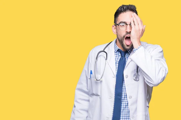 Bonito Jovem Médico Homem Sobre Fundo Isolado Cobrindo Olho Com — Fotografia de Stock