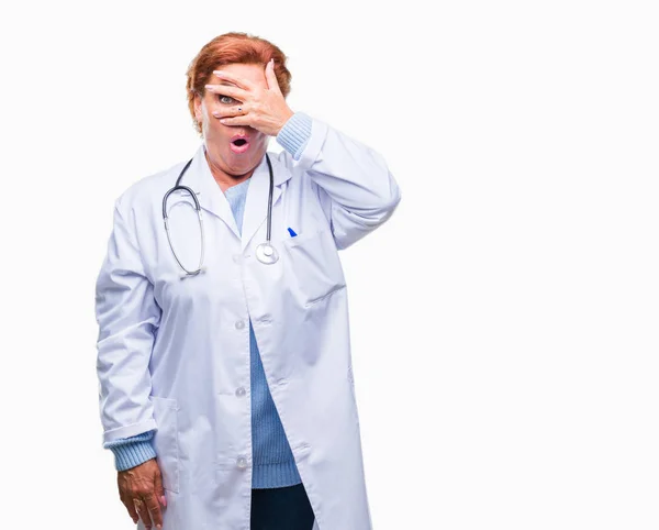 Senior Caucásico Médico Mujer Vistiendo Uniforme Médico Sobre Aislado Fondo — Foto de Stock