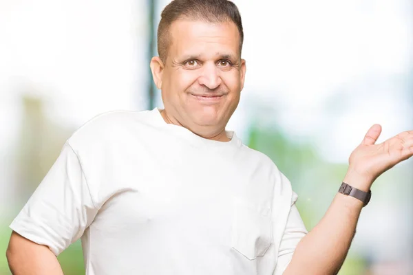 Media Edad Árabe Hombre Wearig Camiseta Blanca Sobre Fondo Aislado — Foto de Stock