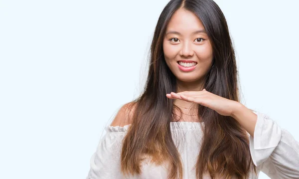 Jonge Aziatische Vrouw Geïsoleerde Achtergrond Gebaren Met Handen Tonen Grote — Stockfoto