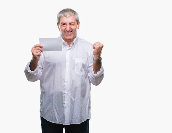 Schöner Älterer Mann Mit Leerer Karte Vor Isoliertem Hintergrund Schreit — Stockfoto