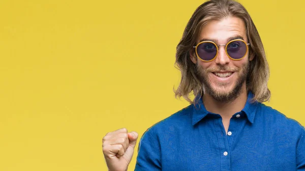 Homem Bonito Jovem Com Cabelos Longos Usando Óculos Sol Sobre — Fotografia de Stock