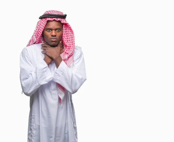 Młody Afryki Arabski Man Noszenia Tradycyjnych Kefija Nad Krzycząc Białym — Zdjęcie stockowe