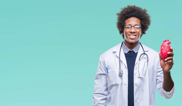 非裔美国心脏病专家医生男子在孤立的背景与一个快乐的脸站着 面带微笑 自信的微笑显示牙齿 — 图库照片