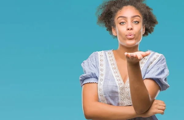 Mladá Žena Afro Americký Izolované Pozadí Při Pohledu Fotoaparát Naznačení — Stock fotografie