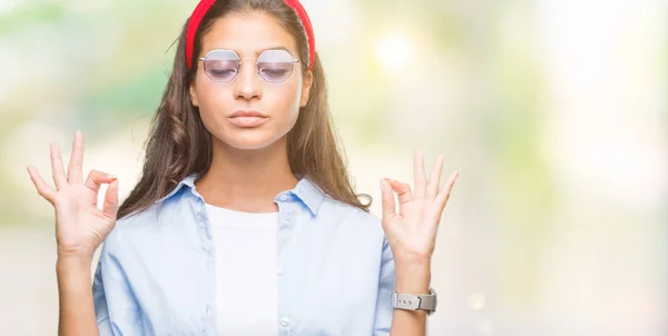 Νέοι Όμορφη Αραβικά Γυναίκα Φοράει Γυαλιά Ηλίου Πέρα Από Απομονωμένο — Φωτογραφία Αρχείου