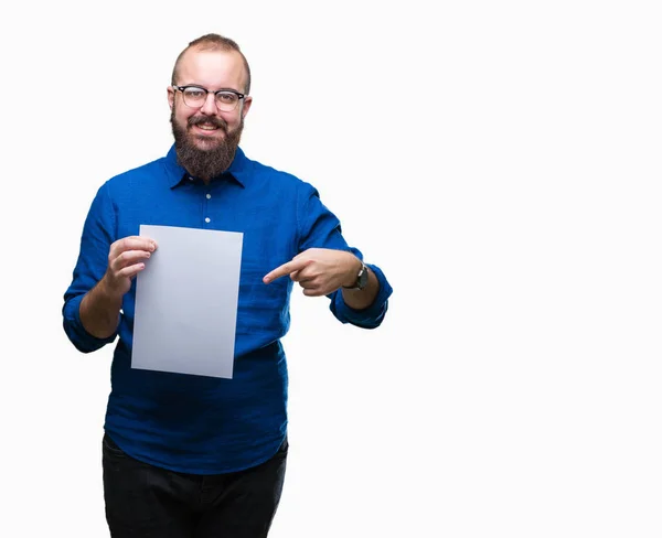 Giovane Hipster Uomo Indossando Occhiali Tenendo Carta Bianca Sfondo Isolato — Foto Stock