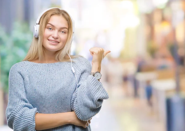 Unga Kaukasiska Kvinna Musiklyssnande Bär Hörlurar Över Isolerade Bakgrund Leende — Stockfoto