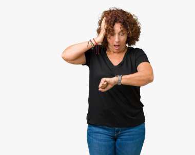 Güzel orta ager üst düzey kadın izole arka plan yüzünden endişeli, geç korkuyor izle anda arıyorsunuz